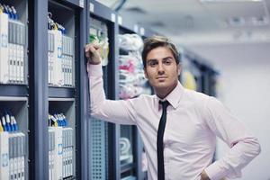 jong het ingenieur in datacenter server kamer foto