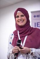 moslim zakenvrouw geven presentaties Bij conferentie kamer foto