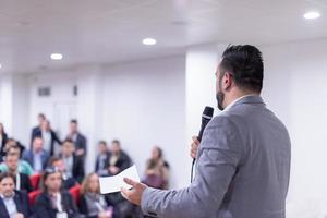 zakenman geven presentaties Bij conferentie kamer foto