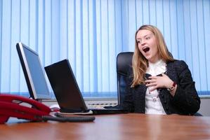 glimlachen jong zakenvrouw werken Aan een laptop in de kantoor. foto