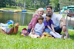 gelukkig familie spelen samen in een picknick buitenshuis foto