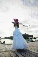 Aziatisch bruid Aan strand foto