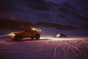 auto wordt gesleept na ongeval in sneeuwstorm foto