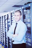 jong het ingenieur in datacenter server kamer foto