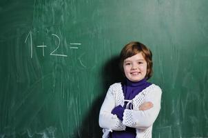 gelukkig school- meisje Aan wiskunde klassen foto