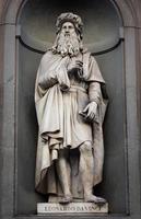 leonardo da vinci - standbeeld van de genie, gelegen in voorkant van uffizi galerij in Florence, Italië, in openbaar Oppervlakte foto