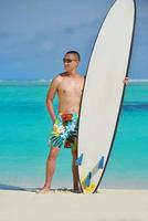 Mens met surfen bord Aan strand foto