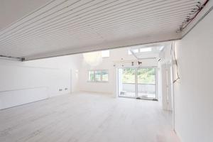 Zweden, 2022 - interieur van leeg elegant modern Open ruimte twee niveau appartement foto