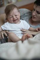 moeder is spelen met baby Bij huis foto