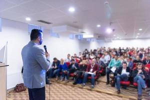 zakenman geven presentaties Bij conferentie kamer foto