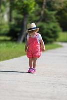 klein meisje rent in het zomerpark foto