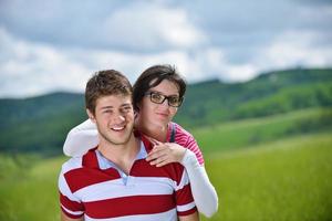 romantische jong koppel verliefd samen buiten foto