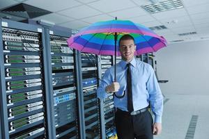 zakenman houden paraplu in server kamer foto