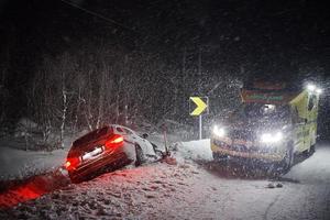 auto ongeluk Aan glad winter weg Bij nacht foto