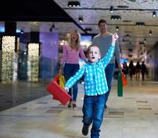 Zweden, 2022 - familie in boodschappen doen winkelcentrum foto