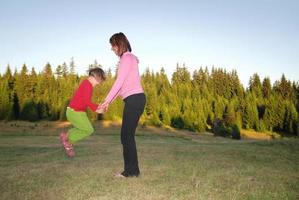 jumping in naar lucht foto