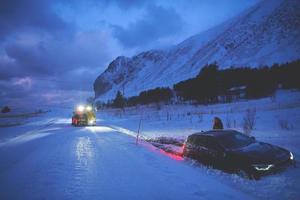 auto wordt gesleept na ongeval in sneeuwstorm foto