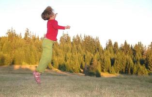 jumping in naar lucht foto