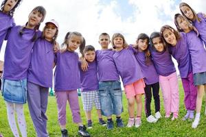 gelukkig kinderen groep hebben pret in natuur foto