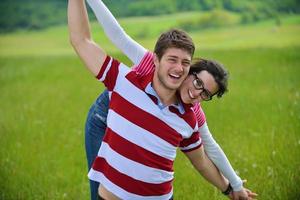 portret van romantisch jong paar glimlachen samen buitenshuis foto