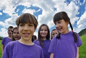 gelukkig kinderen groep hebben pret in natuur foto