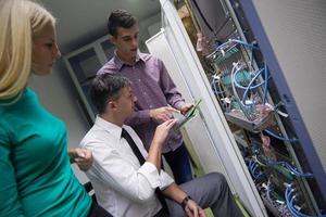 netwerk ingenieurs werken in netwerk server kamer foto