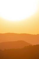 gouden zonsondergang in zomer foto