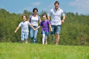 gelukkig jong familie hebben pret buitenshuis foto