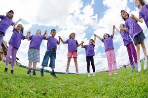 gelukkig kinderen groep hebben pret in natuur foto