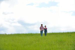 romantische jong koppel verliefd samen buiten foto