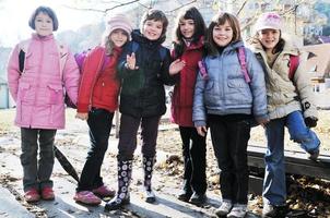 school- meisjes rennen weg foto