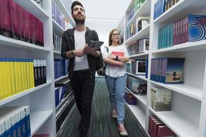 studenten groep in school- bibliotheek foto