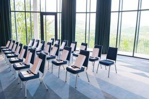 modern conferentie kamer interieur voordat beginnend een bedrijf congres foto