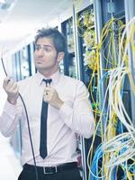 jong het ingenieur in datacenter server kamer foto