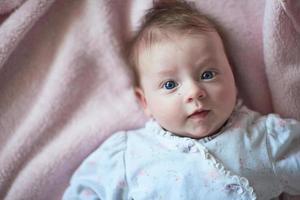 gelukkig pasgeboren weinig baby grijnzend foto