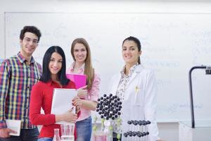 gelukkig tieners groep in school- foto