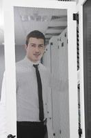 jong het ingenieur in datacenter server kamer foto