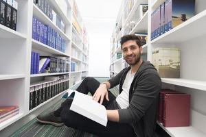 leerling studie in school- bibliotheek foto