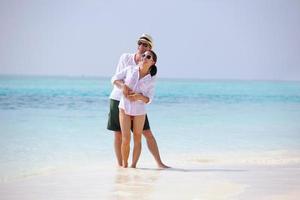 gelukkig jong koppel veel plezier op het strand foto