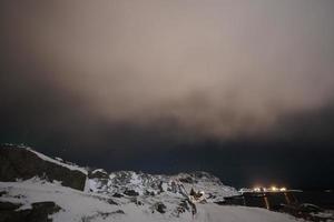 aurora borealis groen noorderlicht boven bergen foto