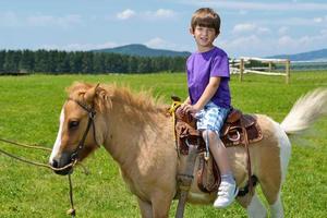 kind rijden pony foto