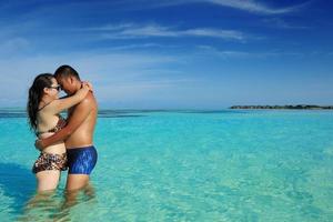 gelukkig jong paar genieten van zomer Aan strand foto