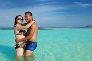 Aziatisch paar genieten van zomer Aan strand foto