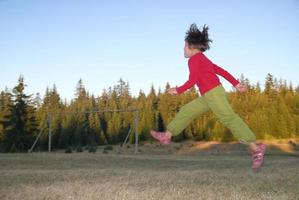 jumping in naar lucht foto