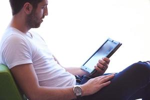 leerling werken Aan tablet foto