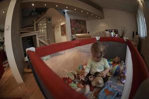 schattig weinig baby spelen in mobiel bed foto