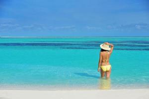 mooi vrouw resting Aan tropisch strand foto