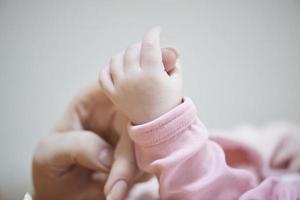 moeder is spelen met baby Bij huis foto