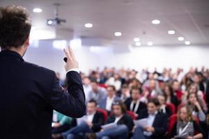 zakenman geven presentaties Bij conferentie kamer foto