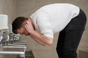 een moslim neemt wassing voor gebed. islamitische religieuze ritus foto